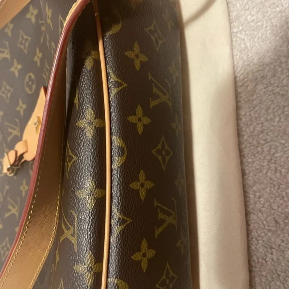 Excellent condition, with box and dust bag.less than a year old . - Picture 7 of 10